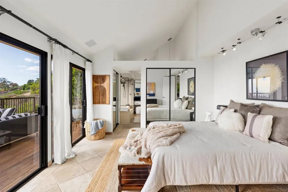 7160 Caminito Pepino La Jolla, CA 92037