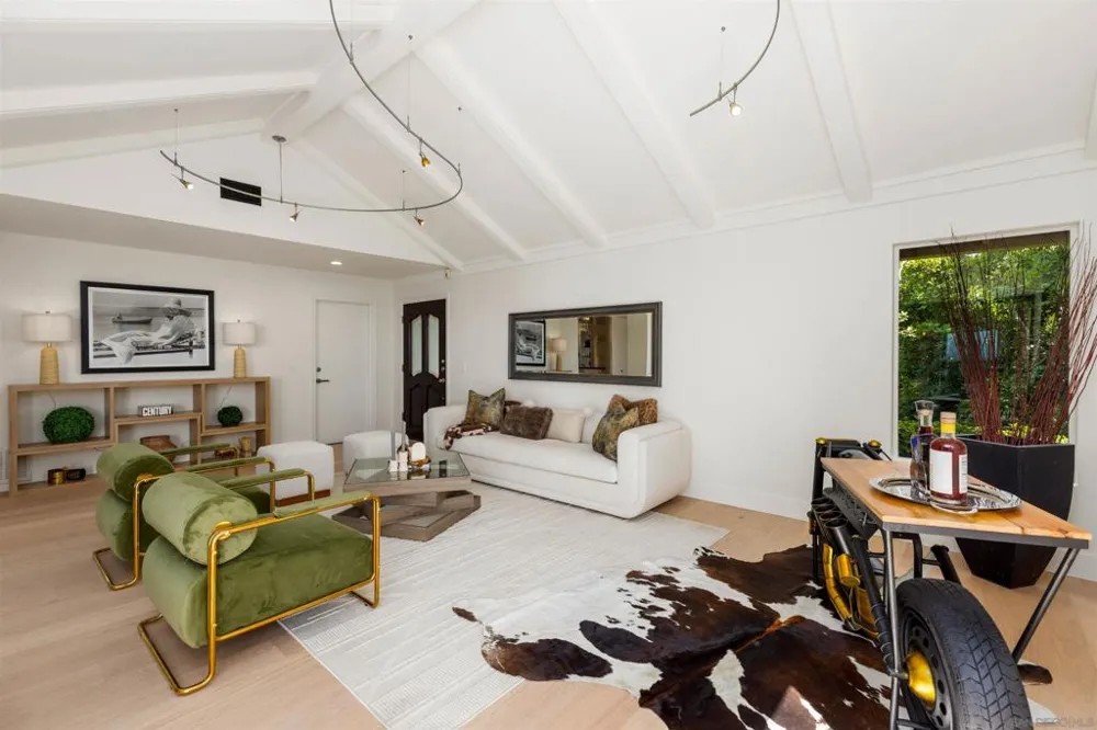 7160 Caminito Pepino La Jolla, CA 92037