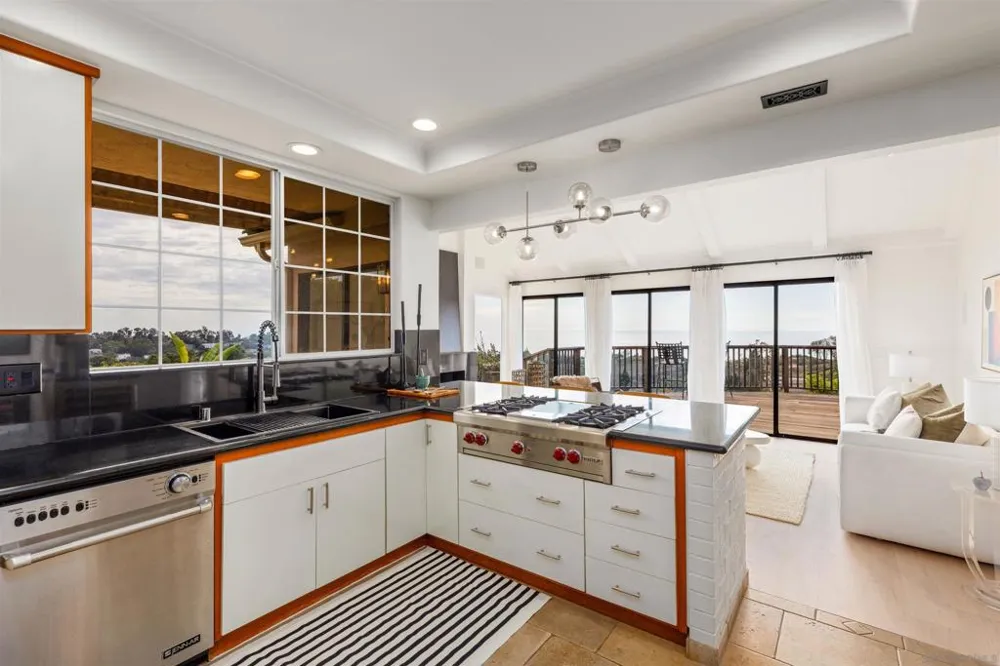 7160 Caminito Pepino La Jolla, CA 92037