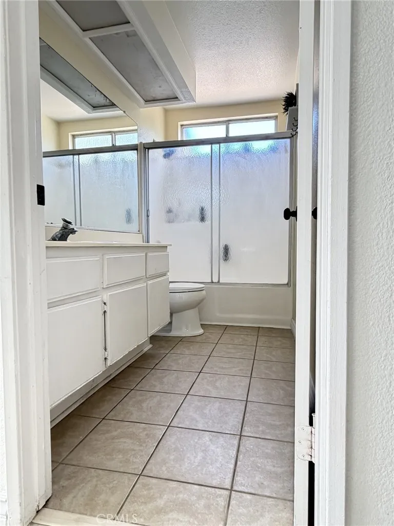 601 Esther Lancaster, CA 93535