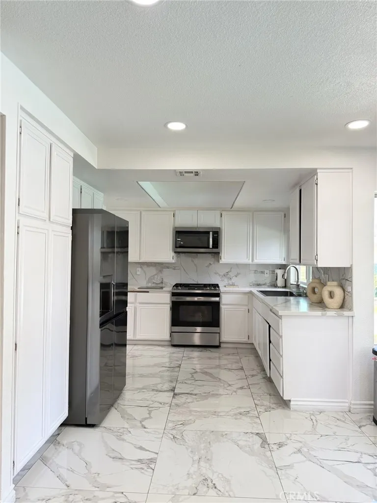 601 Esther Lancaster, CA 93535