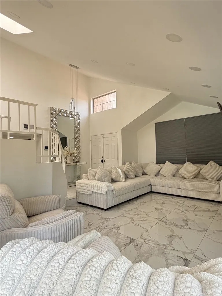 601 Esther Lancaster, CA 93535
