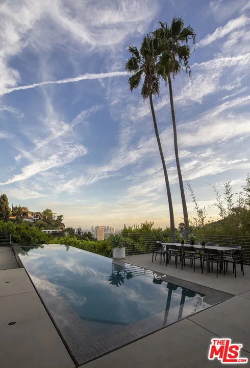 1517 Oriole Lane Los Angeles, CA 90069