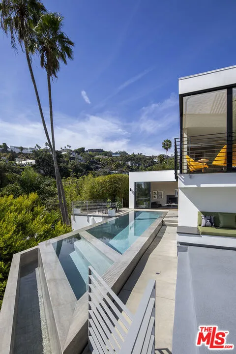 1517 Oriole Lane Los Angeles, CA 90069