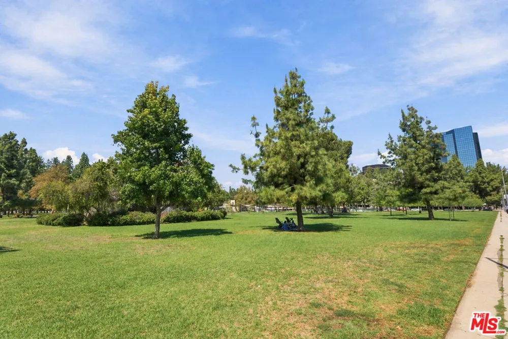 5800 Owensmouth Avenue #76 Woodland Hills, CA 91367