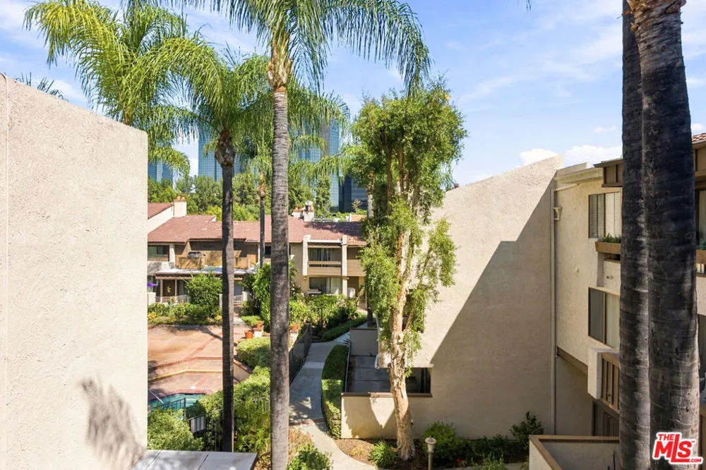 5800 Owensmouth Avenue #76 Woodland Hills, CA 91367