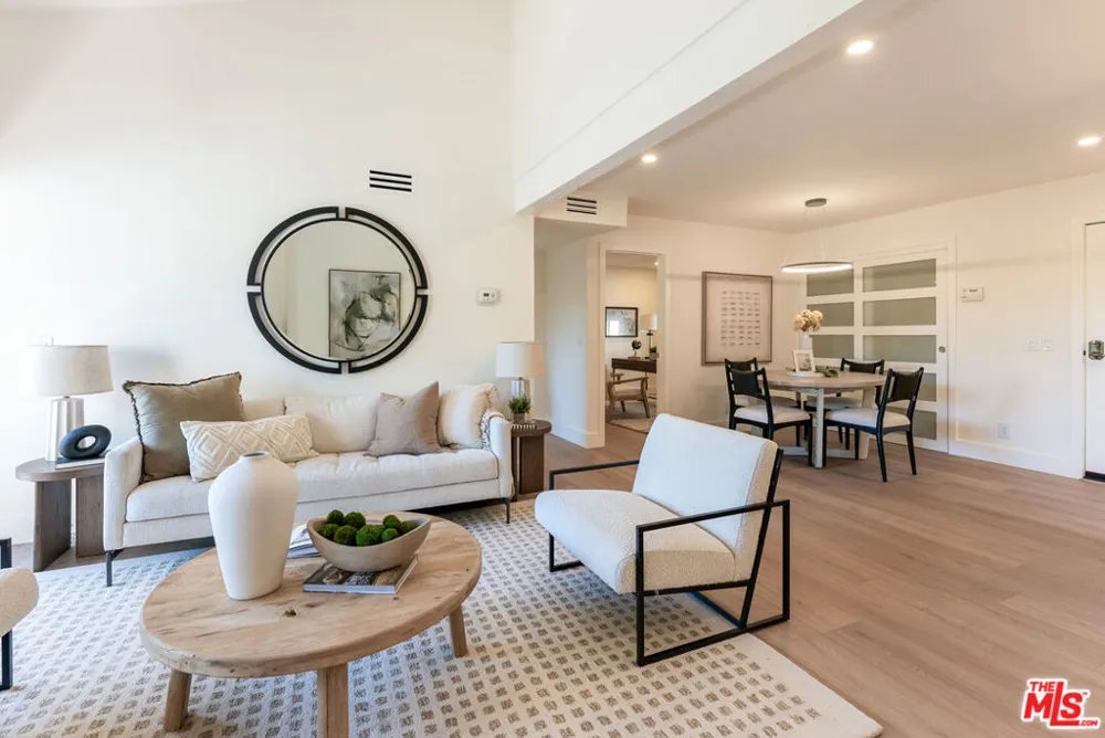 5800 Owensmouth Avenue #76 Woodland Hills, CA 91367