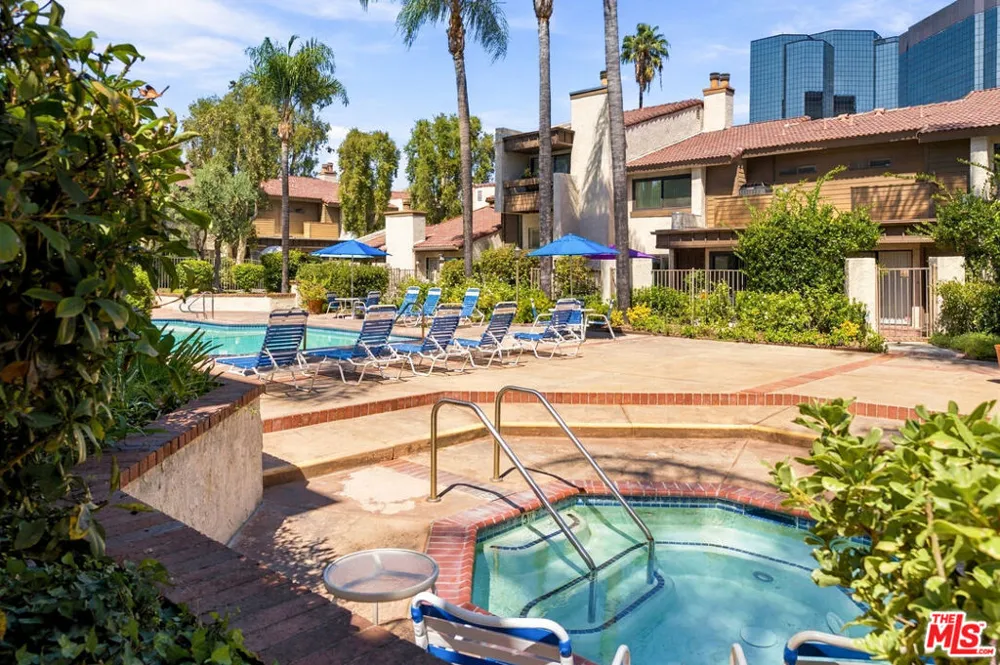 5800 Owensmouth Avenue #76 Woodland Hills, CA 91367