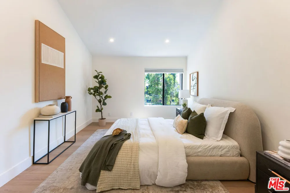 5800 Owensmouth Avenue #76 Woodland Hills, CA 91367
