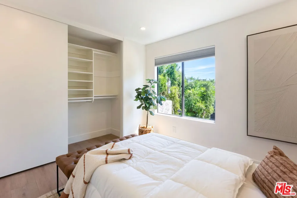 5800 Owensmouth Avenue #76 Woodland Hills, CA 91367