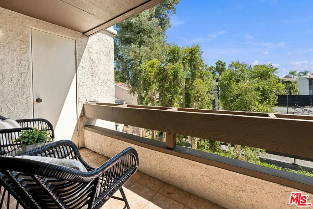 5800 Owensmouth Avenue #76 Woodland Hills, CA 91367