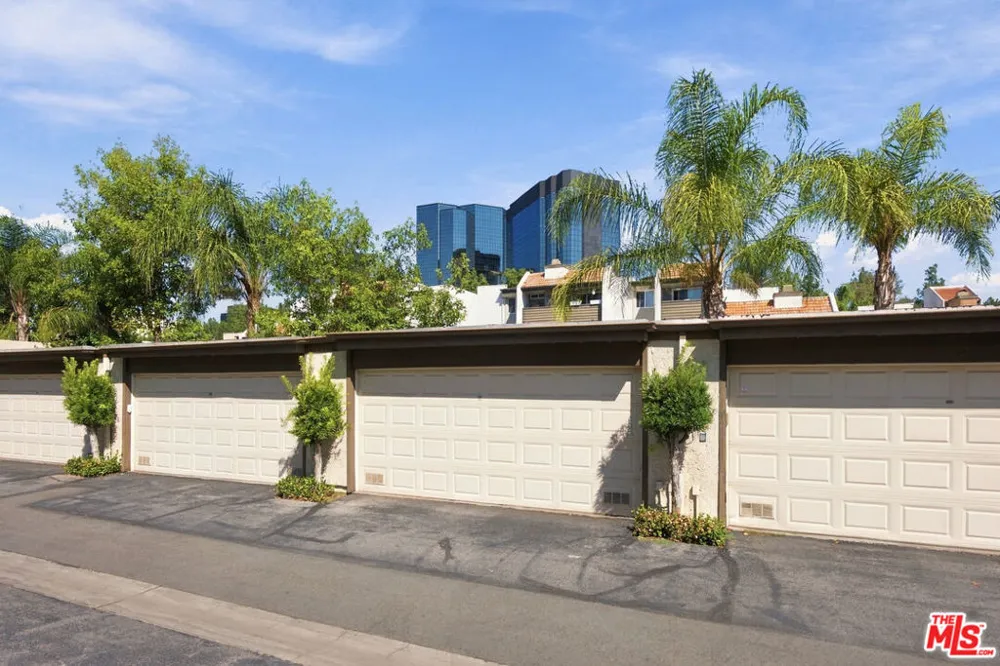 5800 Owensmouth Avenue #76 Woodland Hills, CA 91367