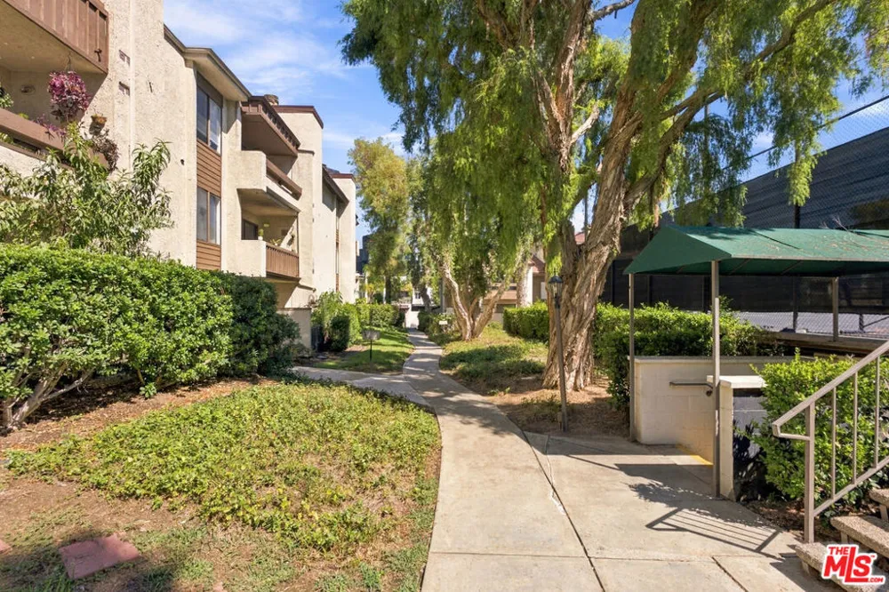 5800 Owensmouth Avenue #76 Woodland Hills, CA 91367