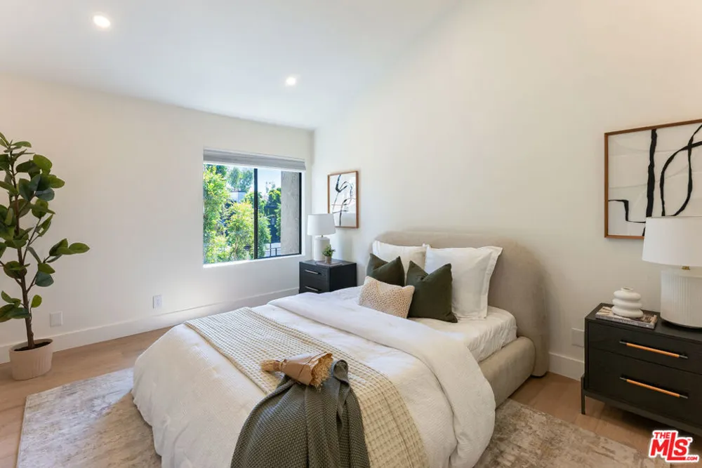 5800 Owensmouth Avenue #76 Woodland Hills, CA 91367