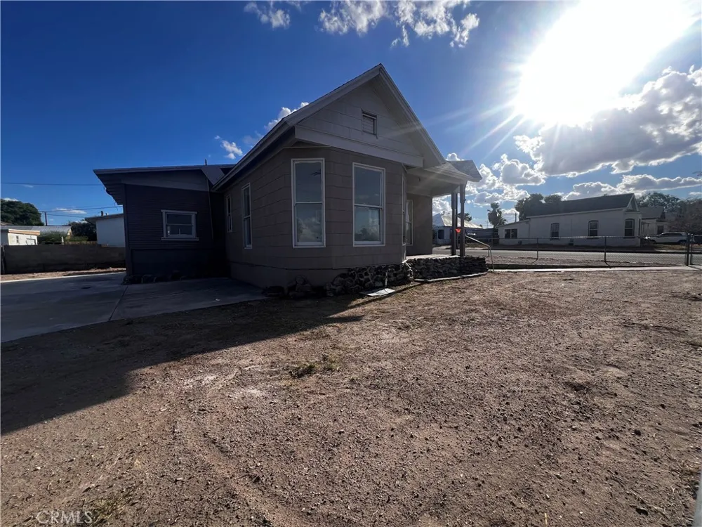 321 Bazoobuth Needles, CA 92363