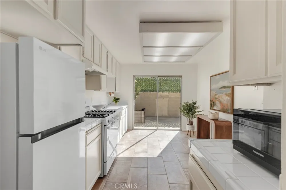 17221 Roscoe Boulevard #2 Northridge, CA 91325