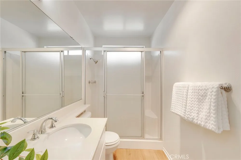 17221 Roscoe Boulevard #2 Northridge, CA 91325