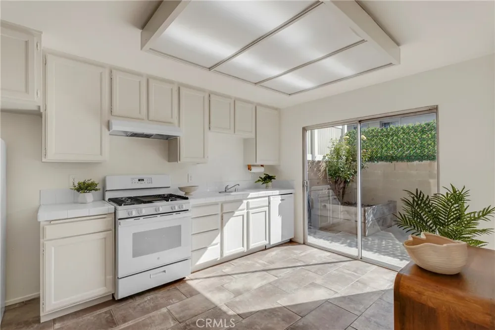 17221 Roscoe Boulevard #2 Northridge, CA 91325