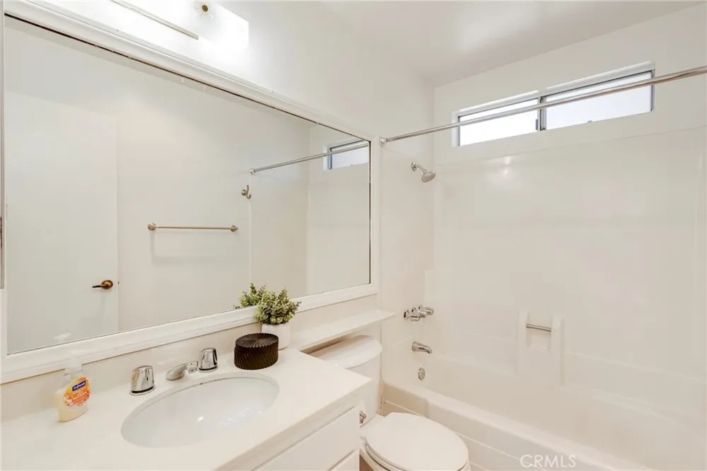 17221 Roscoe Boulevard #2 Northridge, CA 91325