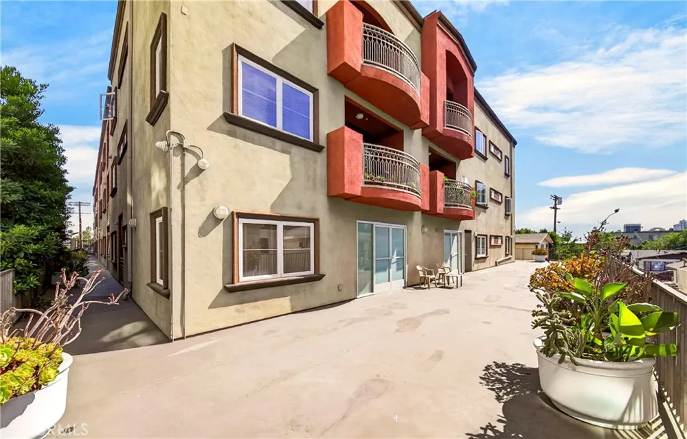 11124 Burbank Street #108 North Hollywood, CA 91601