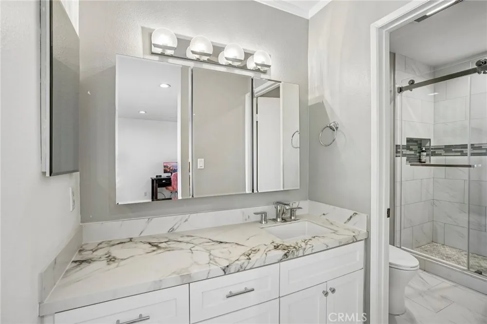 7718 Via Napoli Burbank, CA 91504