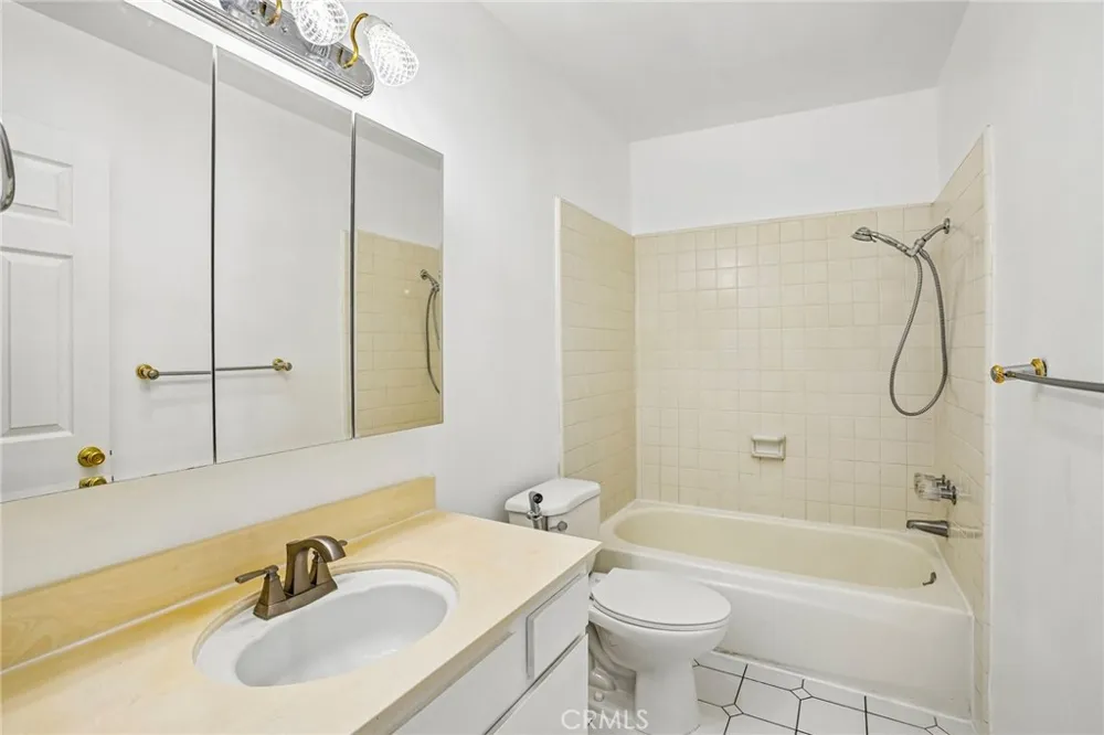 7718 Via Napoli Burbank, CA 91504