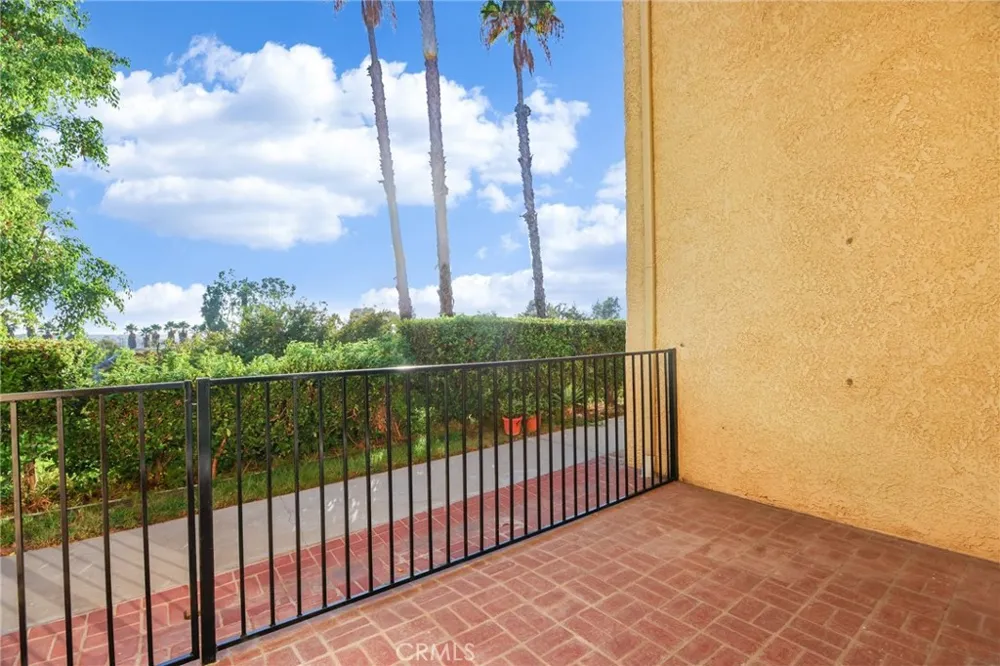 7718 Via Napoli Burbank, CA 91504