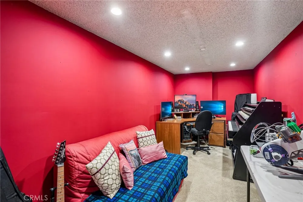 7718 Via Napoli Burbank, CA 91504