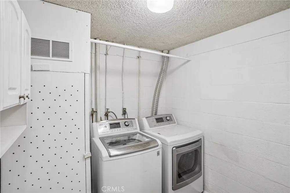 7718 Via Napoli Burbank, CA 91504