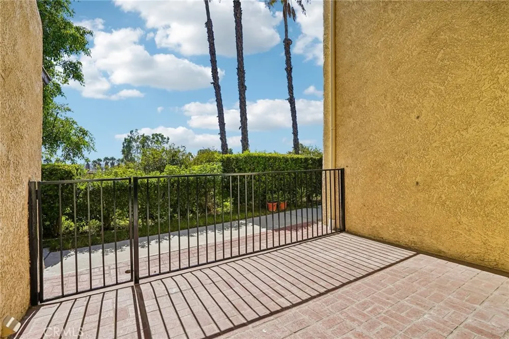 7718 Via Napoli Burbank, CA 91504