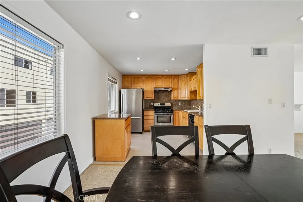 7718 Via Napoli Burbank, CA 91504