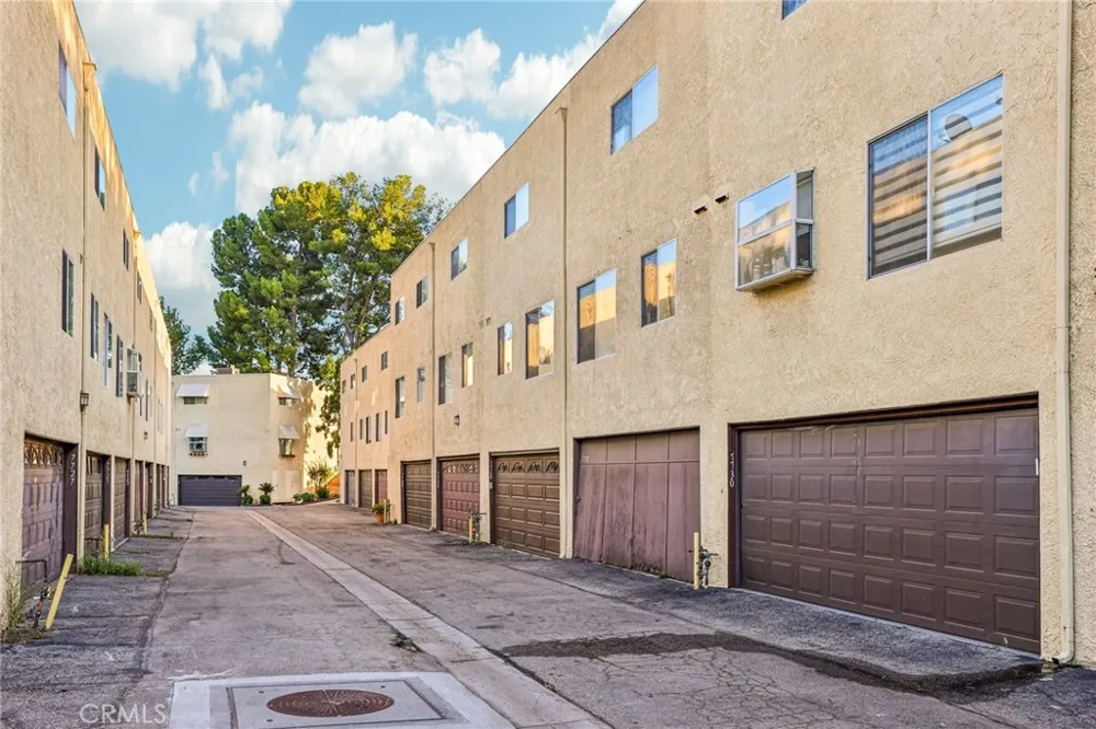 7718 Via Napoli Burbank, CA 91504