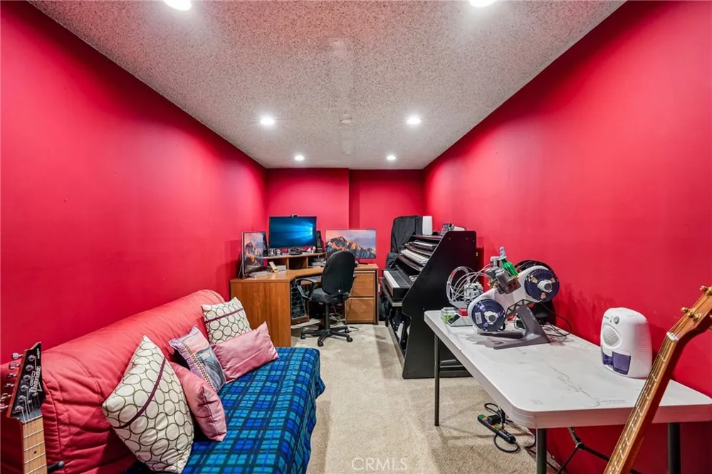 7718 Via Napoli Burbank, CA 91504
