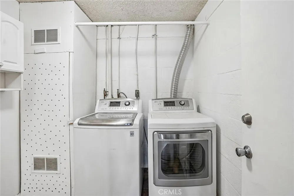 7718 Via Napoli Burbank, CA 91504