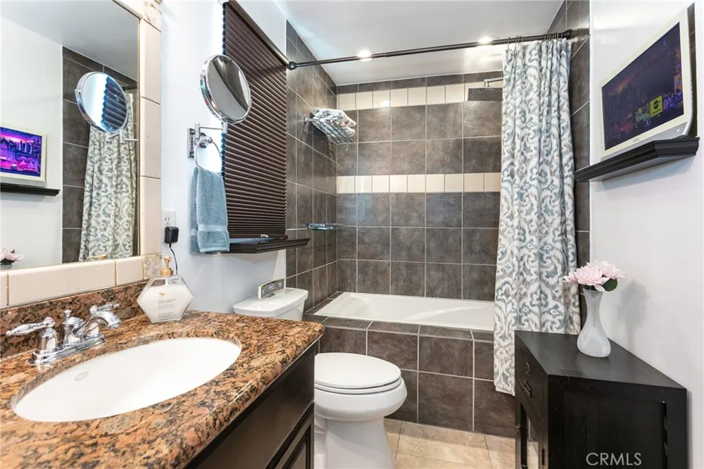 8425 Burnet Avenue #6 North Hills, CA 91343
