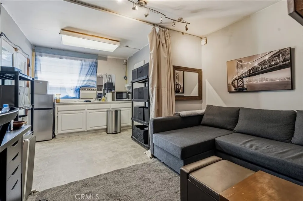 20812 Devonshire Chatsworth, CA 91311