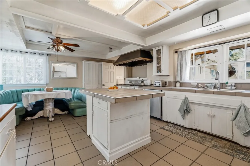 20812 Devonshire Chatsworth, CA 91311