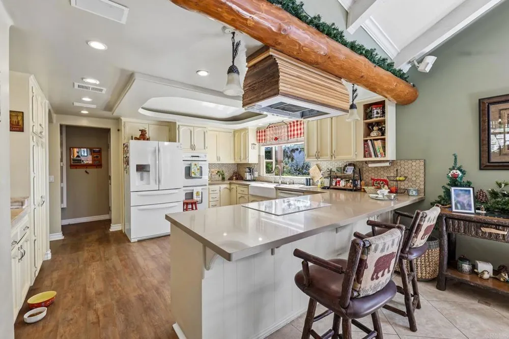 3129 Via Viejas Alpine, CA 91901