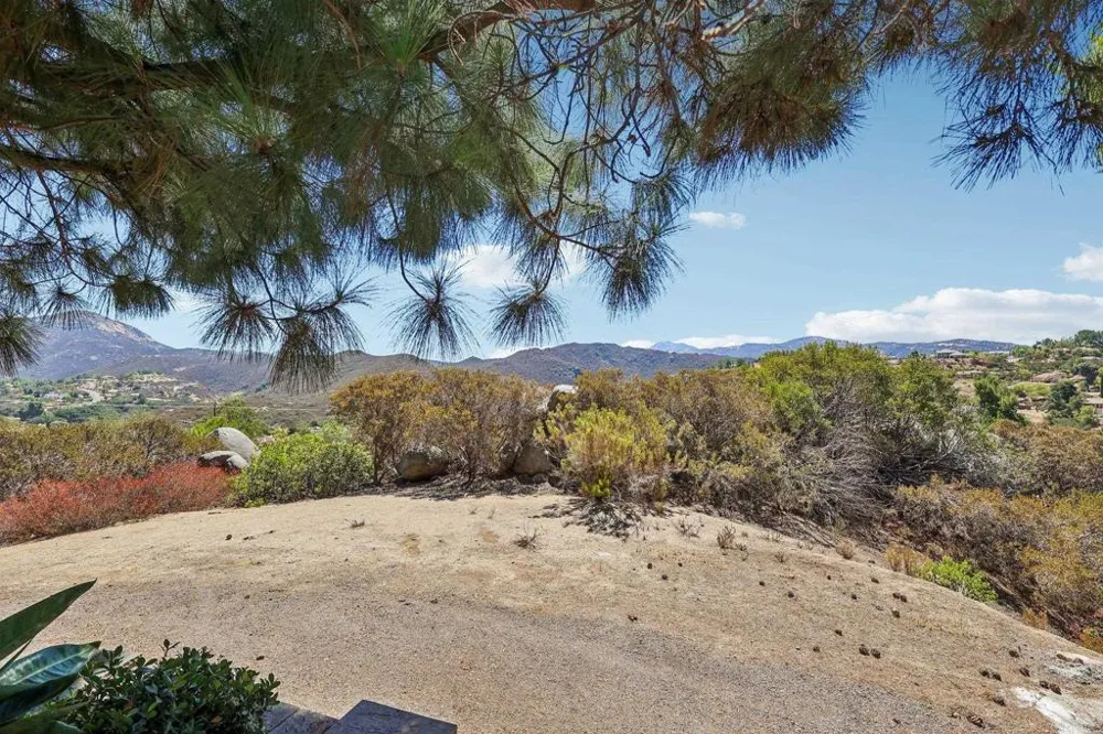 3129 Via Viejas Alpine, CA 91901