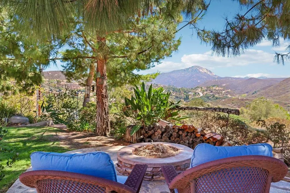 3129 Via Viejas Alpine, CA 91901
