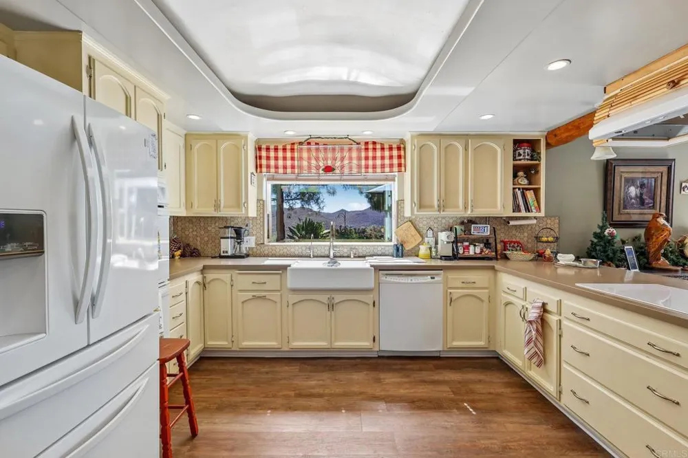 3129 Via Viejas Alpine, CA 91901