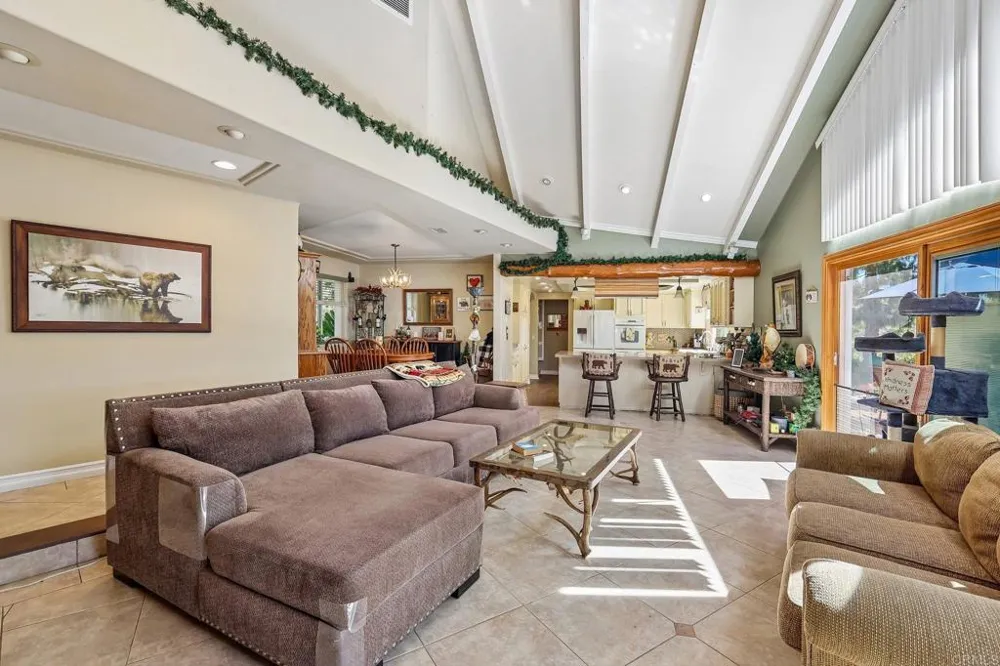 3129 Via Viejas Alpine, CA 91901