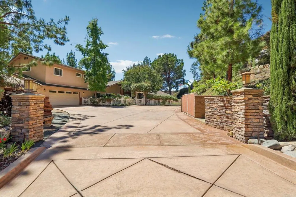 3129 Via Viejas Alpine, CA 91901