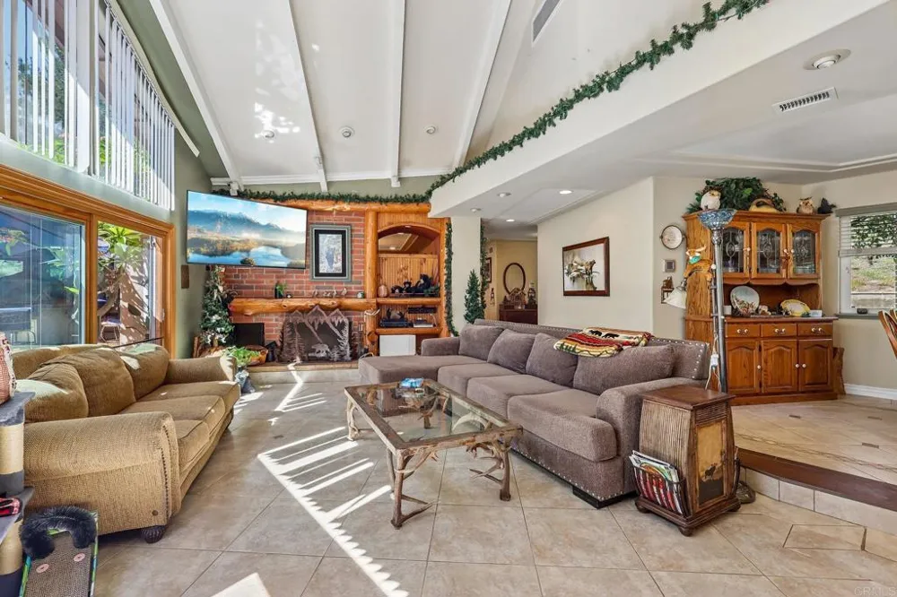 3129 Via Viejas Alpine, CA 91901
