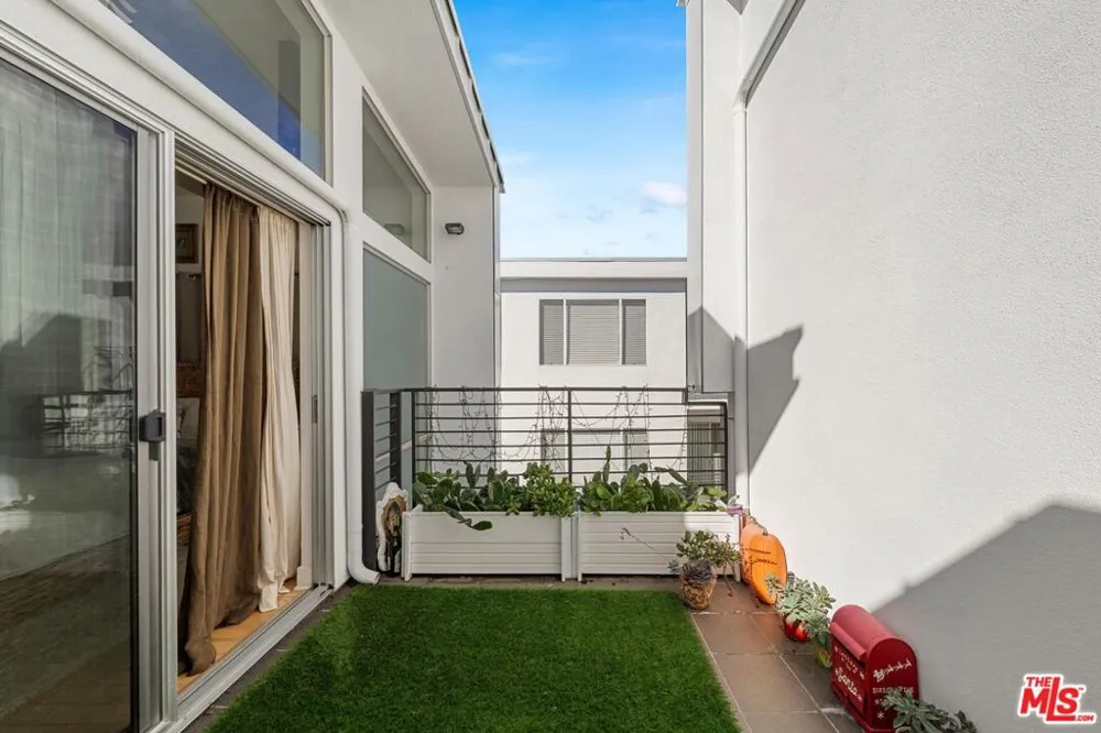 852 10th Street #4 Santa Monica, CA 90403