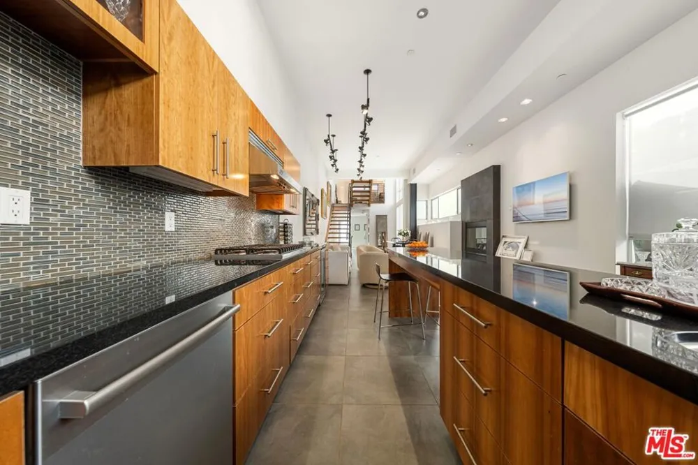 852 10th Street #4 Santa Monica, CA 90403