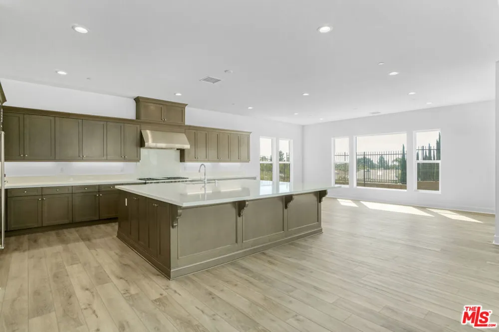 20534 Edgewood Court Chatsworth, CA 91311