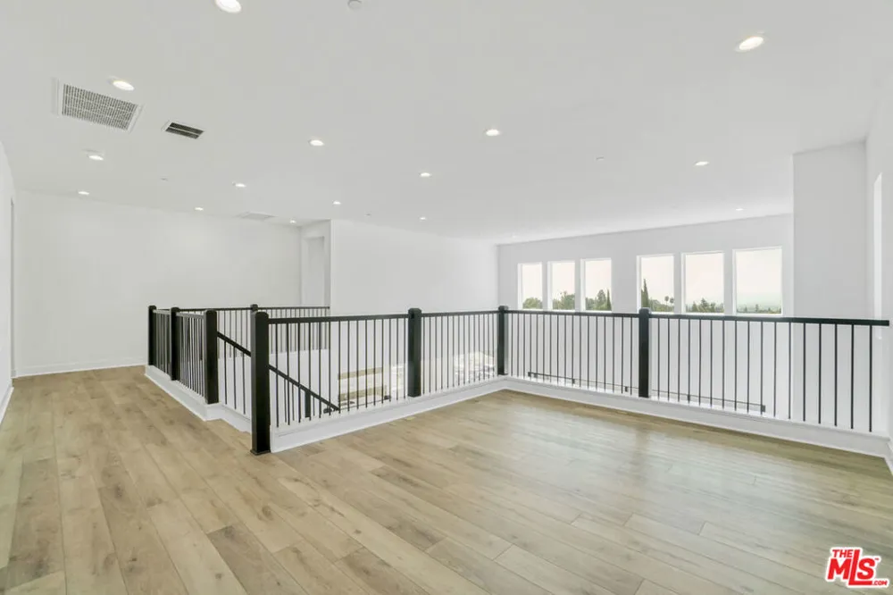 20534 Edgewood Court Chatsworth, CA 91311