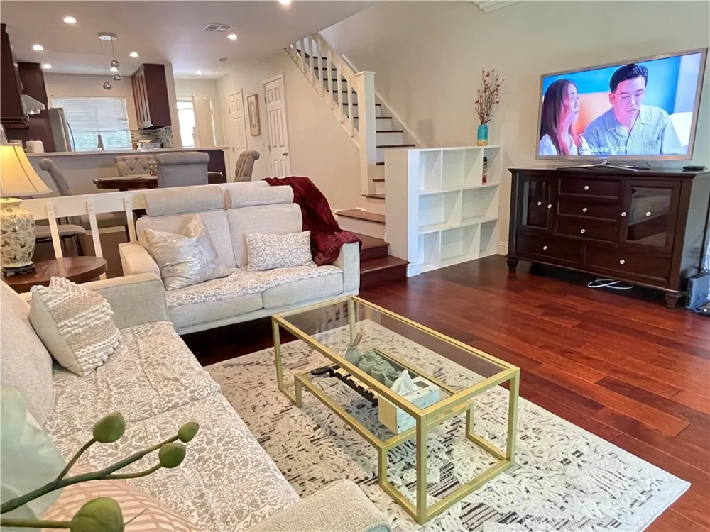249 Pineview Irvine, CA 92620