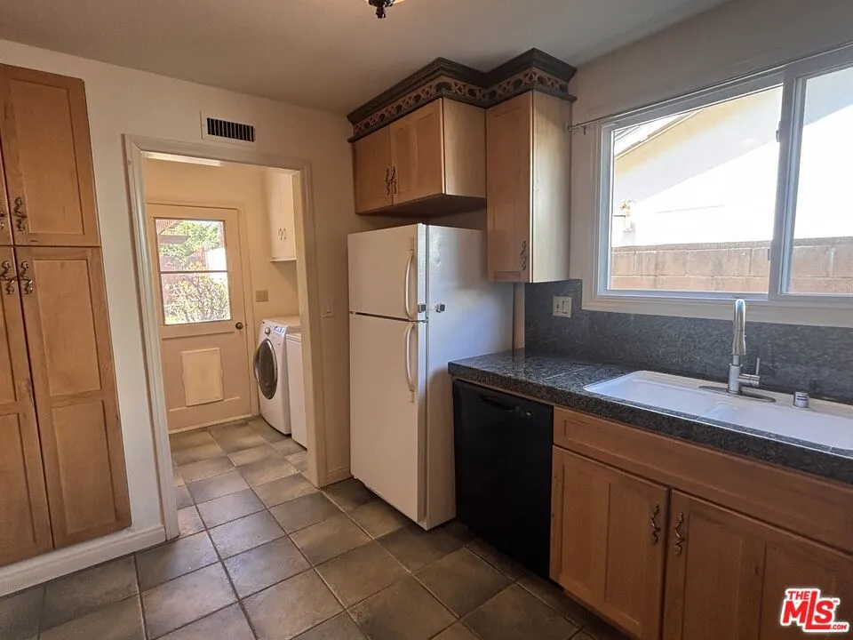 6667 Lederer Avenue West Hills, CA 91307